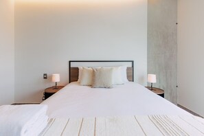1 habitación, escritorio, tabla de planchar con plancha y cuna de viaje 