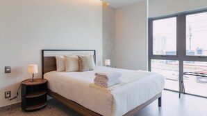 1 slaapkamer, een bureau, een strijkplank/strijkijzer, reisbedje