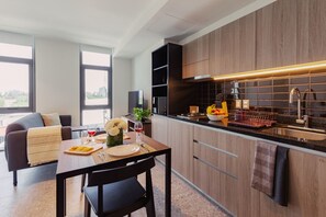 Kühlschrank, Mikrowelle, Herdplatte, Wasserkocher mit Kaffee-/Teezubehör