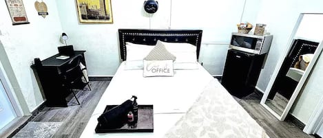 1 bedroom, desk, WiFi, bed sheets