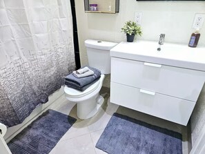 Haartrockner, Handtücher, Seife, Shampoo