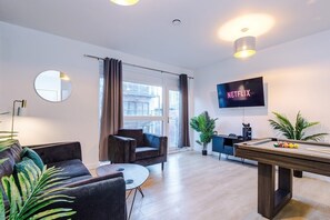 Smart TV, video games, ping pong - Luxe 2BR Central Apartment | Sleeps 4 | Pool table | Parking | PS4 (Manchester)