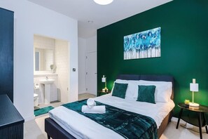 2 bedrooms, iron/ironing board, travel cot, free WiFi - Luxe 2BR Central Apartment | Sleeps 4 | Pool table | Parking | PS4 (Manchester)