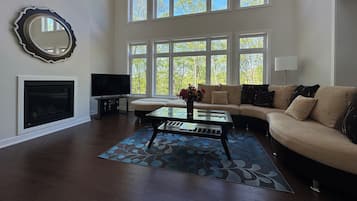 Una Smart TV, una chimenea, una mesa de tenis de mesa, libros