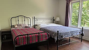 4 bedrooms, iron/ironing board, free WiFi, bed sheets