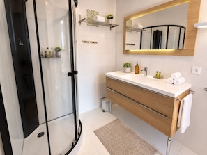 Dusche, Haartrockner, Handtücher, Seife