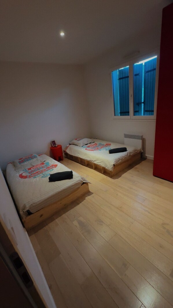 4 bedrooms, iron/ironing board, WiFi, bed sheets