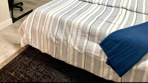 Ein Schlafzimmer mit einem Bett, einem Schreibtisch und einem Stuhl.