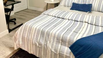 1 soverom, skrivebord, wi-fi (inkludert) og sengetøy