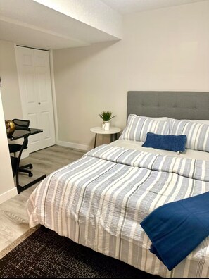 1 dormitorio, tabla de planchar con plancha, wifi y ropa de cama