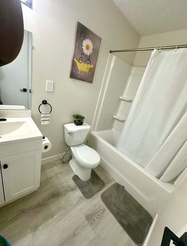 Ein Badezimmer mit Toilette, Waschbecken und Badewanne.