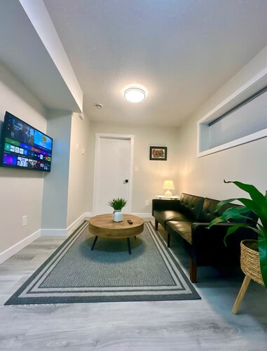 Cozy guest house in The Greens, Regina.
Newly finished 1-bed basement Suite.