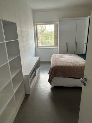 5 habitaciones, tabla de planchar con plancha, internet y ropa de cama