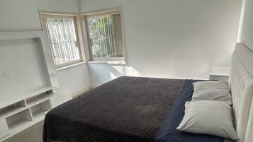 5 habitaciones, tabla de planchar con plancha, internet y ropa de cama