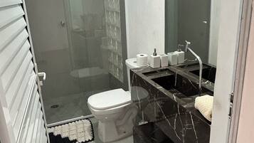 Shower, jetted tub, towels, toilet paper