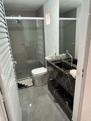 Douche, baignoire à remous, serviettes fournies, papier de toilette