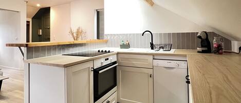 Een koelkast, een magnetron, een oven, een kookplaat