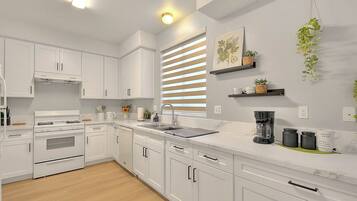 Microondas, horno, parrilla de estufa y lavavajillas