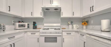 Microondas, horno, parrilla de estufa y lavavajillas