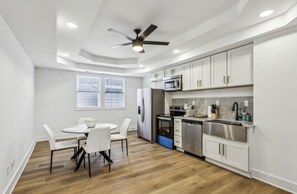 Microondas, placa de cocina y lavavajillas