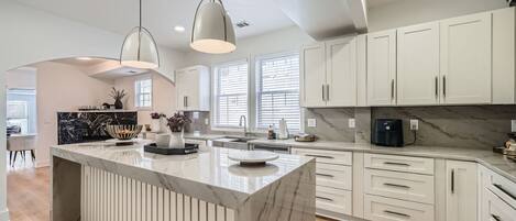 Mikrowelle, Herdplatte, Geschirrspüler