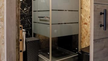 Suihku, hiustenkuivaaja, pyyhkeet, saippua