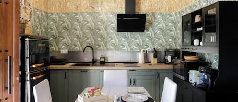 Een koelkast, een microgolfoven, een kookplaat