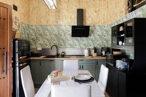 Køleskab, mikrobølgeovn, kogeplade, kaffe-/temaskine