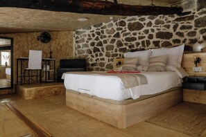 1 dormitorio, escritorio, tabla de planchar con plancha y wifi