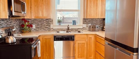 ثلاجة، ميكروويف، فرن، موقد طهي مسطح