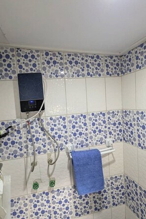 مناشف، صابون، ورق حمّام