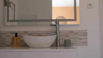 Een douche, een haardroger, handdoeken, zeep