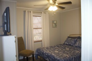2 bedrooms, desk, free WiFi, bed sheets - Charming Home• near BMW & Michelin• Pet Friendly (Woodruff)