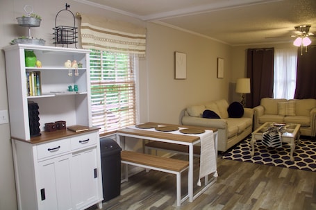 Smart TV, books. Charming Home• near BMW & Michelin• Pet Friendly