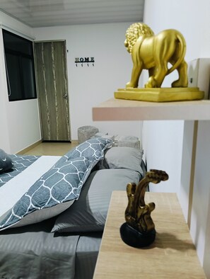 3 habitaciones, tabla de planchar con plancha, internet y ropa de cama 