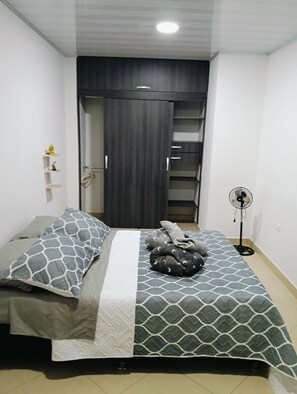 3 bedrooms, iron/ironing board, internet, bed sheets