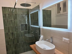 Dusche, Bidet, Handtücher, Toilettenpapier