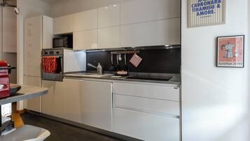 Kühlschrank, Mikrowelle, Ofen, Herdplatte