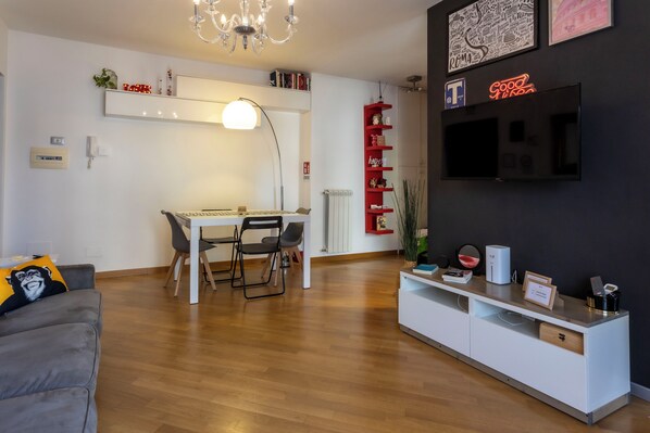 TV connectée, jeux vidéo, lecteur de DVD, livres
