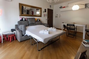 2 chambres, coffre-fort, bureau, fer et planche à repasser