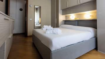 Zimmersafe, Schreibtisch, BĂŒgeleisen/BĂŒgelbrett, Reisekinderbett