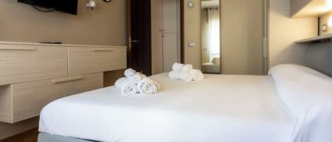 2 makuuhuonetta, tallelokero huoneessa, työpöytä, silitysrauta/-lauta