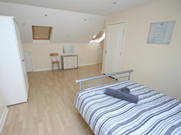 3 bedrooms, iron/ironing board, WiFi, bed sheets
