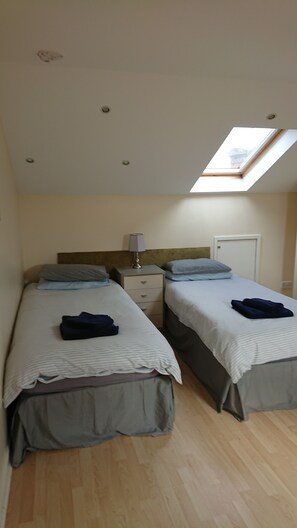 3 chambres, fer et planche à repasser, Wi-Fi, draps fournis