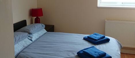 3 chambres, fer et planche à repasser, Wi-Fi, draps fournis