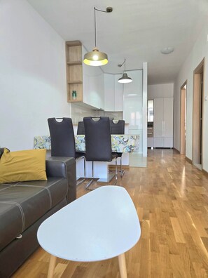 アパートメント 2 ベッドルーム 喫煙可 バルコニー | リビングルーム