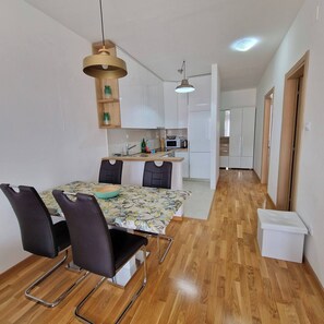 Apartment, 2 Bedrooms, Smoking, Balcony | Ruang makan