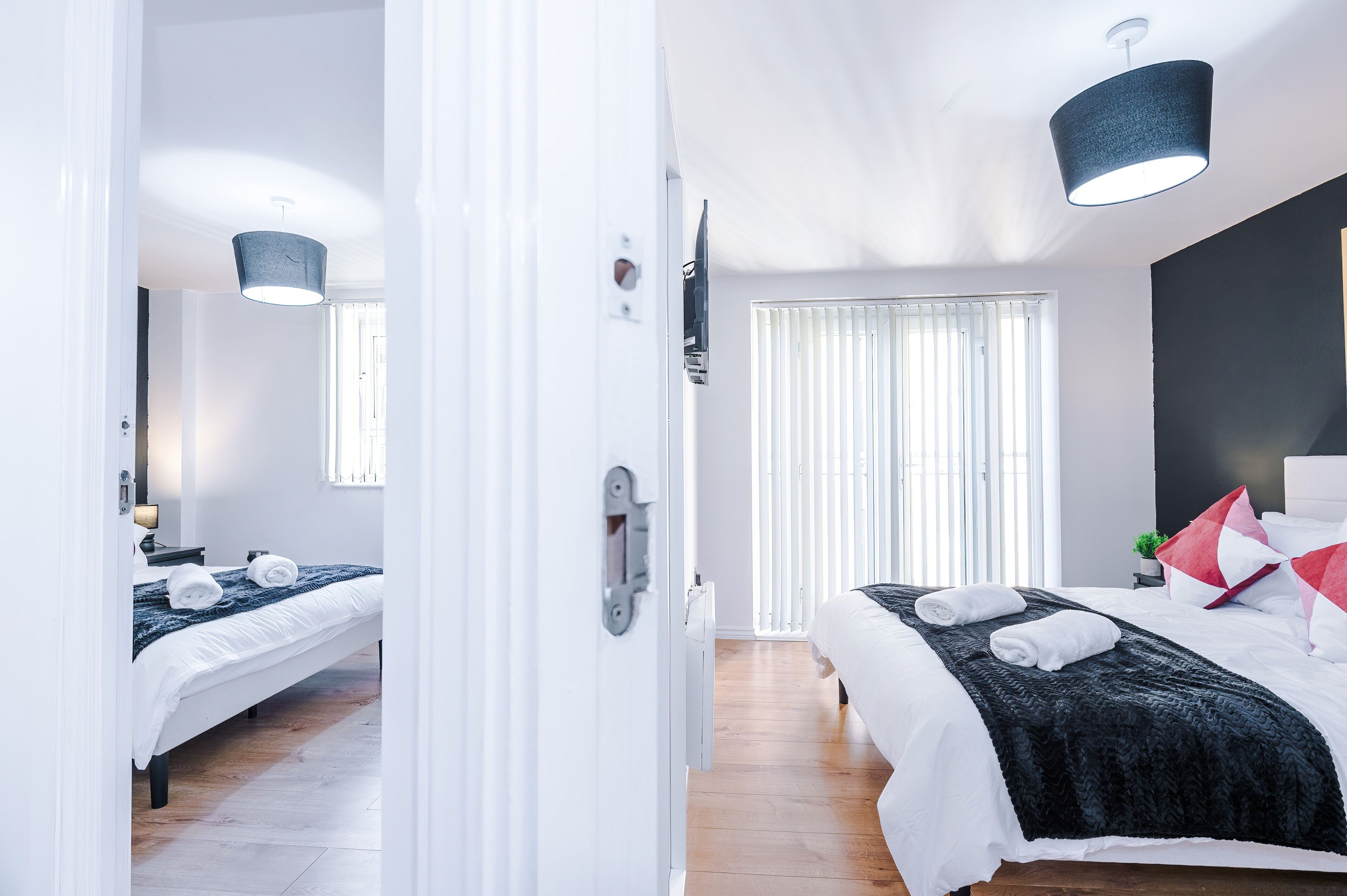 2 chambres, fer et planche à repasser, lit de bébé portatif