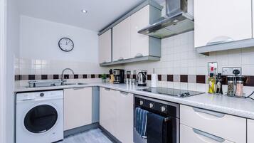 Réfrigérateur, four à micro-ondes, un four, surface de cuisson