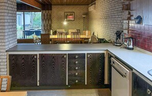 Fridge, microwave, stovetop, dishwasher - Awesome home in Allingåbro with WiFi (Allingåbro)